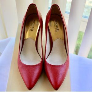 Strong and subtle crimson red 3" pumps